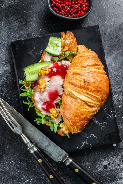 Croissant sandwich avec fromage, roquette et jambon