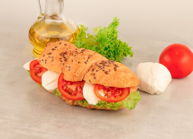 Croissant sandwich avec laitue mozzarella et tomate