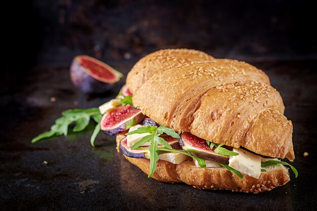 Croissant sandwich avec roquette et figues. Délicieux petit déjeuner.