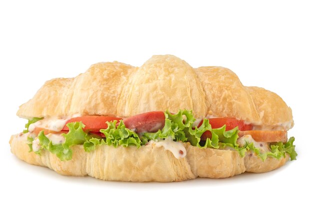 Croissant sandwich saucisse et tomate fraîche isolé sur blanc