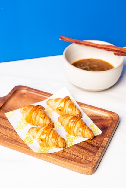 Photo croissant avec soupe française au bacon et à l'oignon