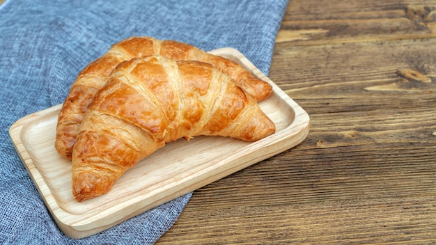 Croissant sur une table en bois