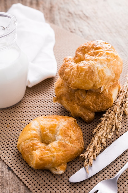 croissant sur la table en bois