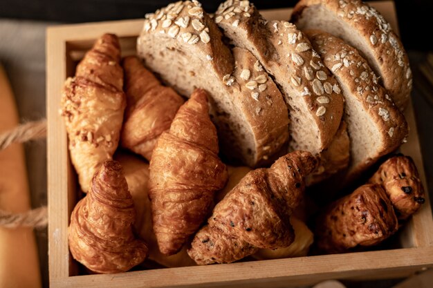 Croissant sur la table en bois