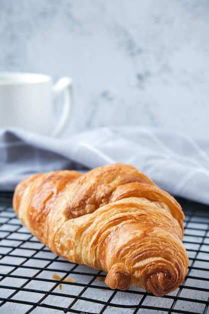 Croissant avec une tasse de café