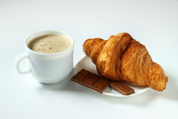 Croissant, tasse et chocolat