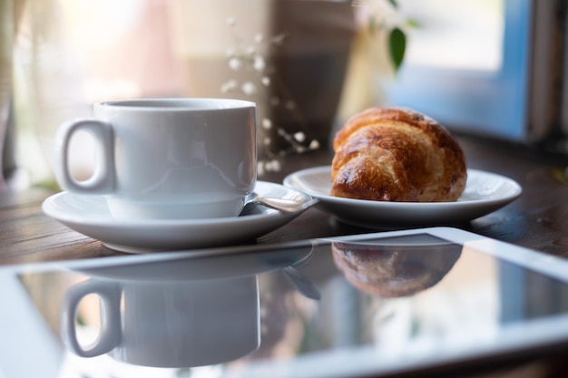 Croissant et une tasse de délicieux café