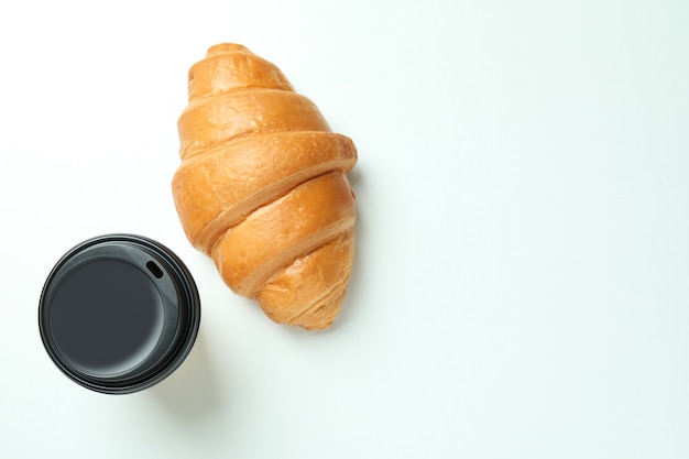 Croissant Et Tasse De Papier Sur Blanc