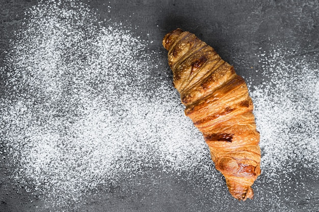 Croissant traditionnel récemment cuit, une délicieuse collation