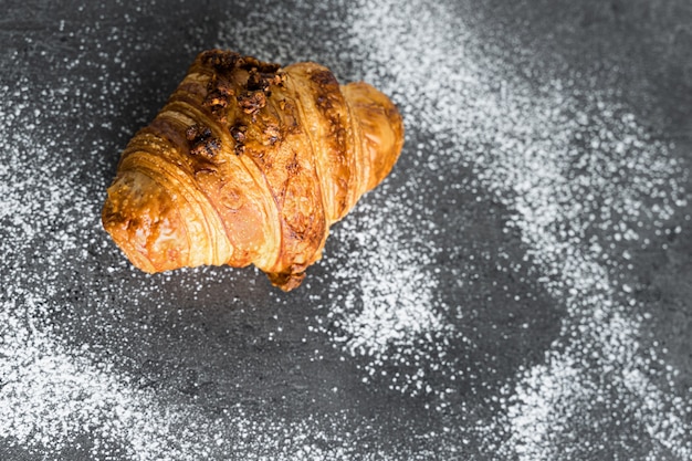 Croissant traditionnel récemment cuit, une délicieuse collation