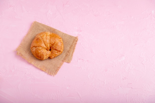 Croissant vue de dessus sur le sac brun