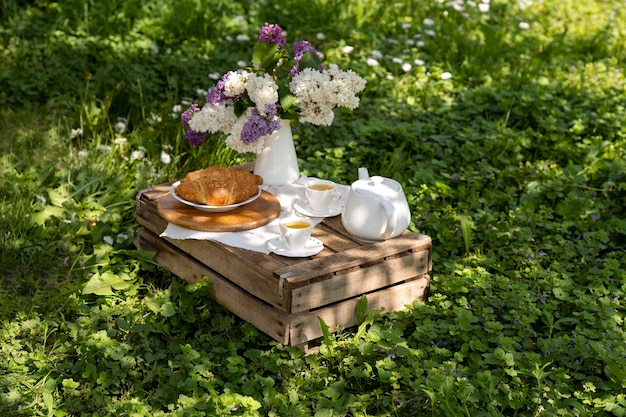 Photo croissants à angle élevé et arrangement de thé