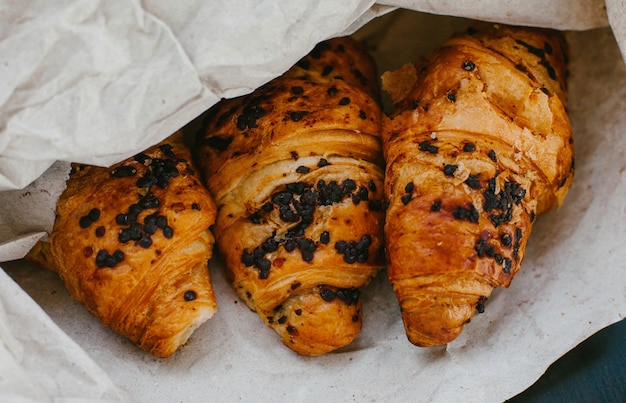 Croissants au chocolat dans le papier