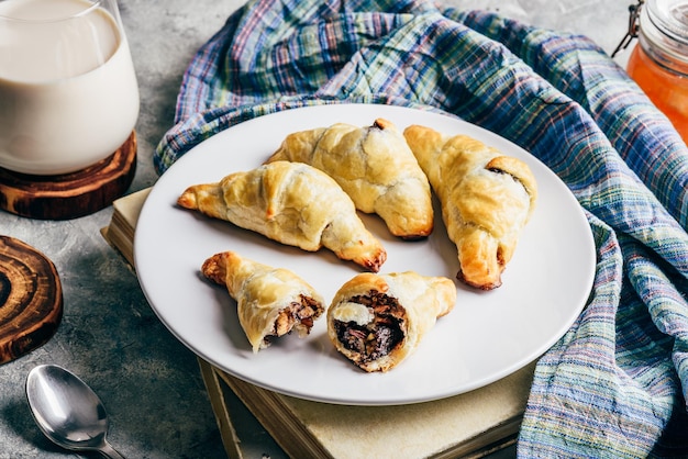 Croissants au chocolat avec du lait pour le petit déjeuner