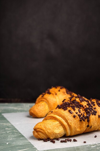 Croissants au chocolat sur fond vert