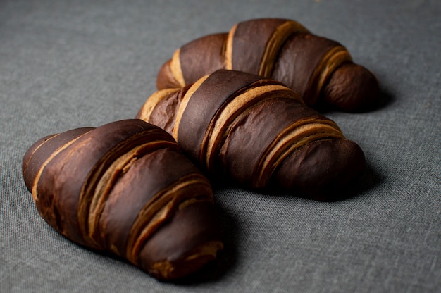 Croissants au chocolat sur tissu gris