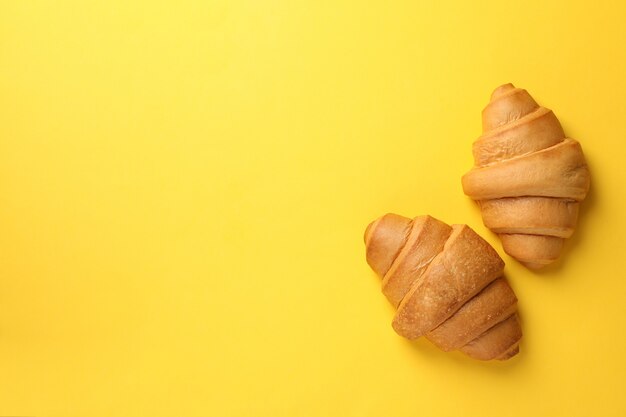 Croissants au four sur fond jaune, vue de dessus