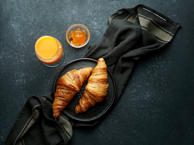 Croissants au jus d'orange frais