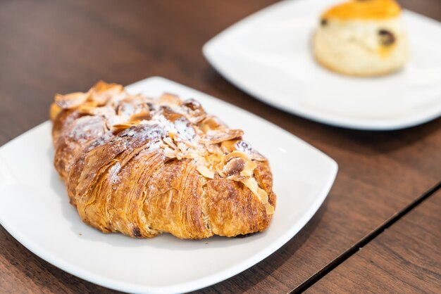 croissants aux amandes sur plaque