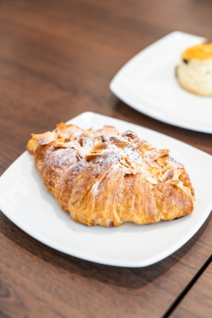 croissants aux amandes sur plaque