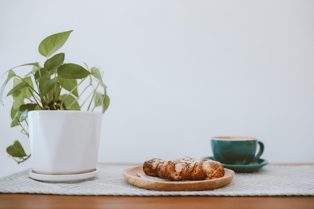 Croissants aux flocons de noix miettes et café sur la table dans le café Délicieux petit-déjeuner matin Couleur de ton café Mise au point sélective