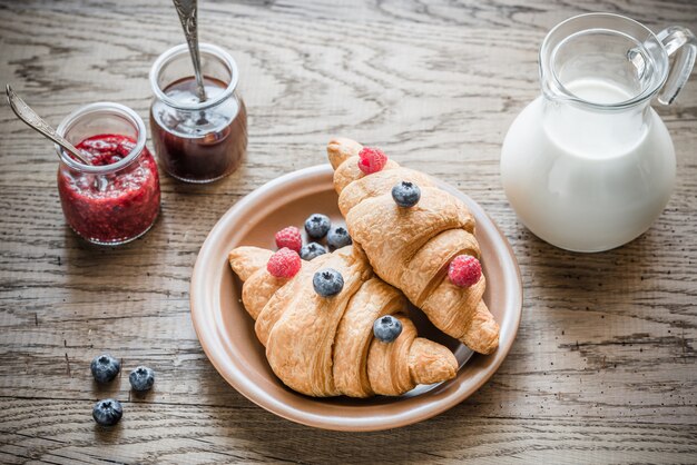 Croissants aux fruits frais et confiture