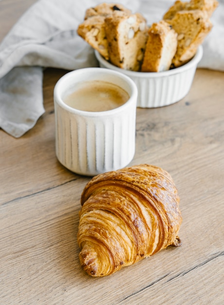 Croissants, biscottis et café