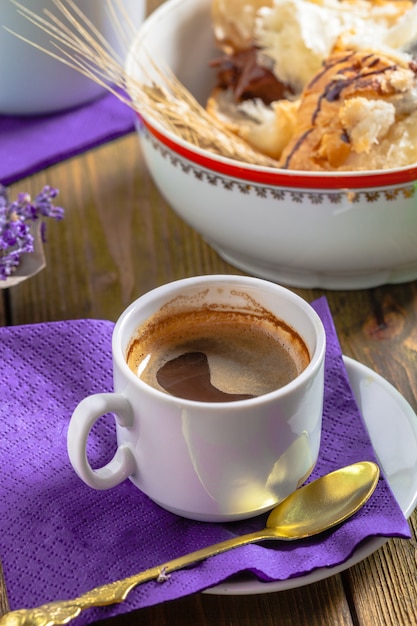 Croissants et café au petit-déjeuner