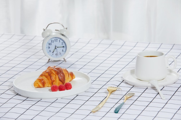 Croissants et café sur une nappe tartan