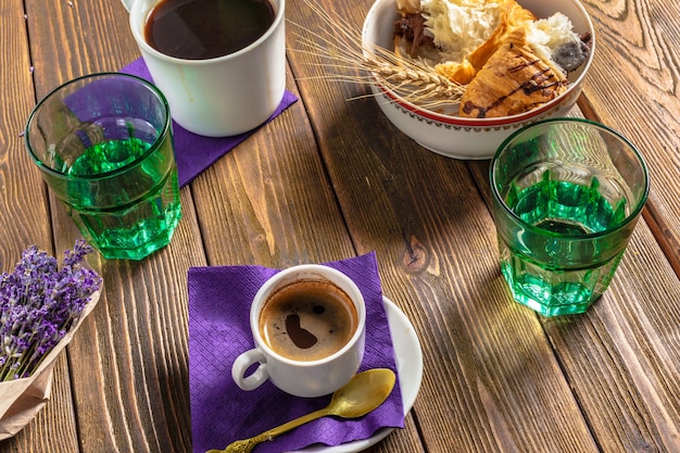 Croissants et café pour le petit déjeuner