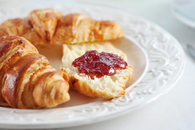 Croissants à la confiture de framboises sur une assiette