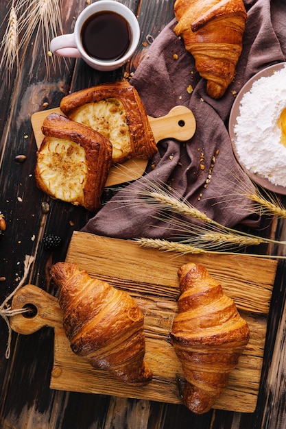 Croissants croustillants bruns sur un plateau en bois