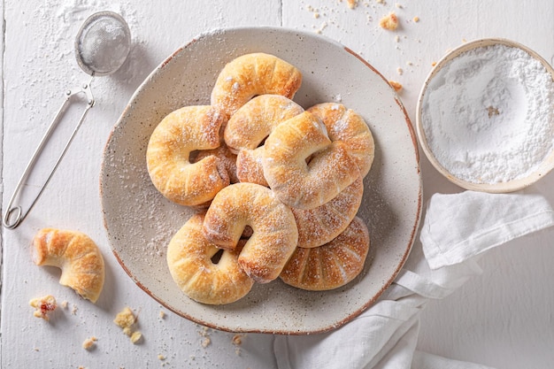 Croissants croustillants et dorés comme collation française