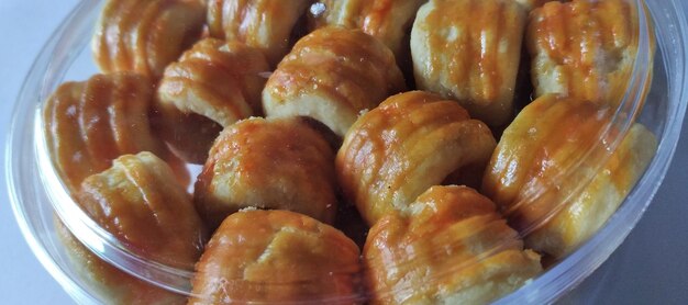 Croissants cuits au four dans un bol de verre Pâtisserie maison