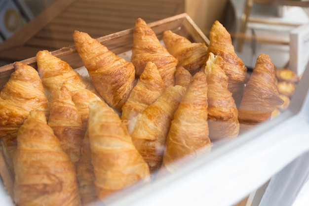 Croissants dans la vitrine de la boulangerie