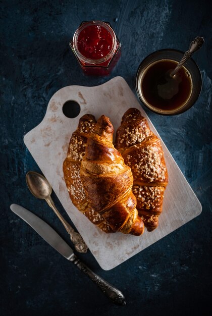 Croissants et expresso. Petit déjeuner le matin. Petit déjeuner français. Vue d'en-haut