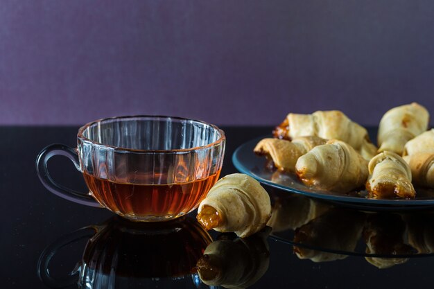 Croissants faits maison avec du thé