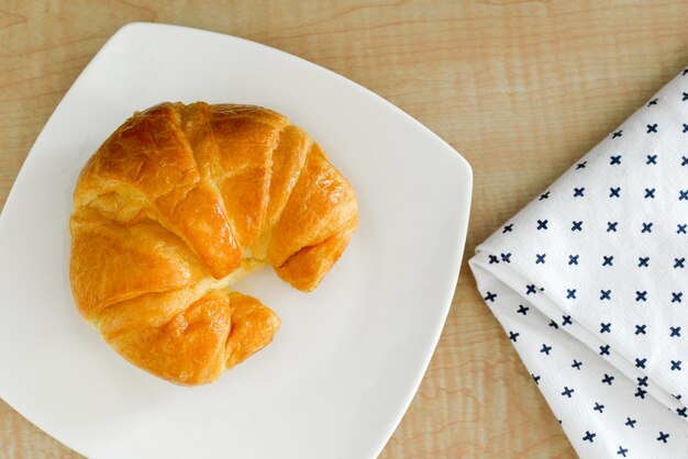 croissants sur un fond en bois