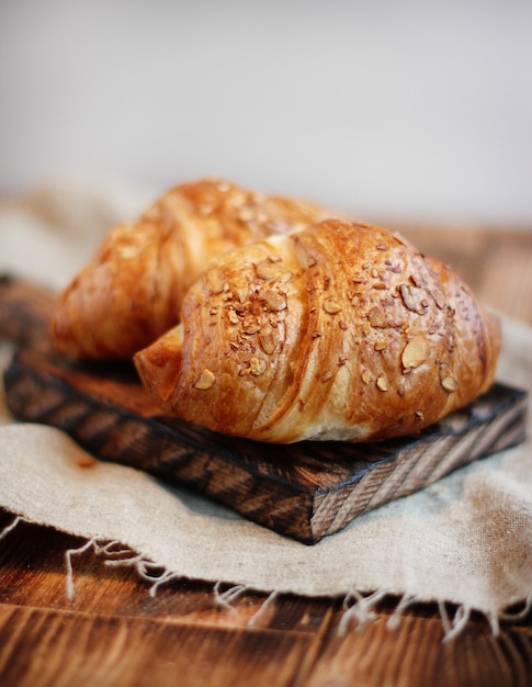 croissants sur un fond en bois