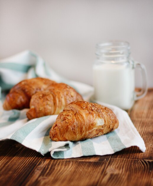 croissants sur un fond en bois