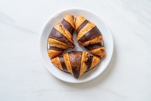 Croissants frais au chocolat sur assiette