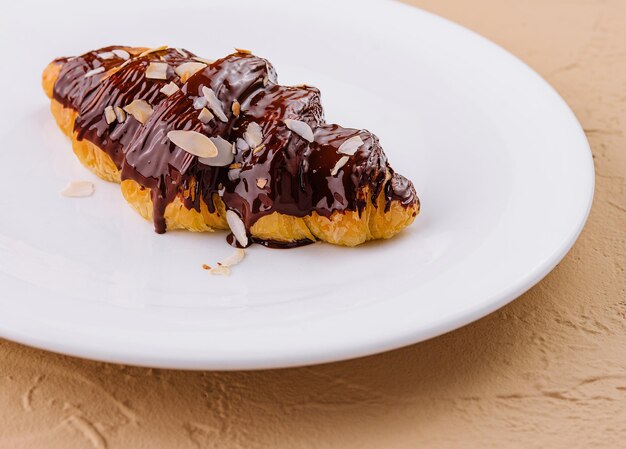 croissants frais au four avec chocolat et amandes