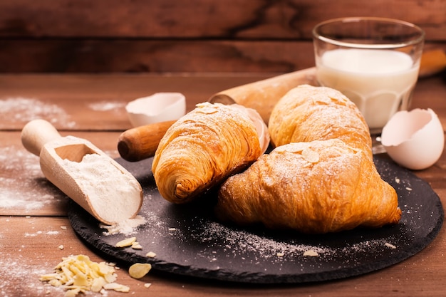 Croissants frais aux feuilles d&#39;amande