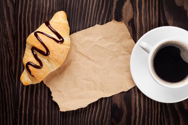 Croissants frais et café