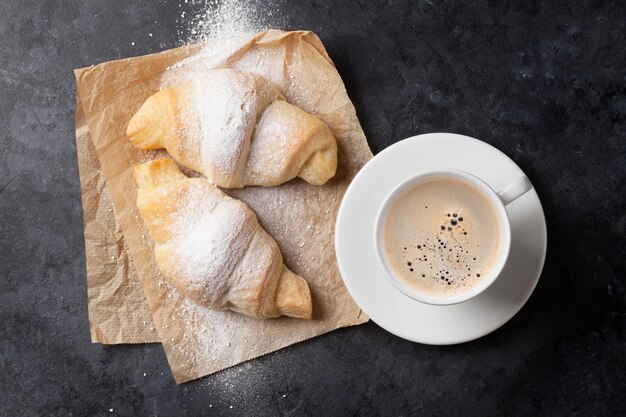 Croissants frais et café