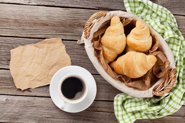 Croissants frais et café