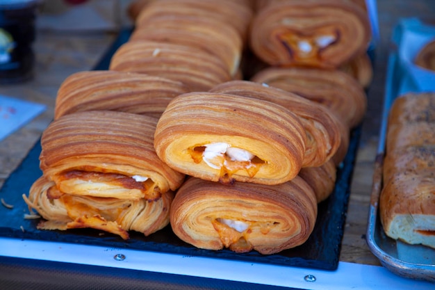 croissants frais crémeux, pain croustillant. Produits de boulangerie pour le petit-déjeuner.