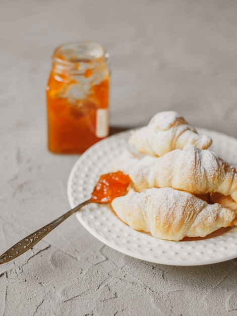 Croissants frais faits maison avec confiture d'abricots