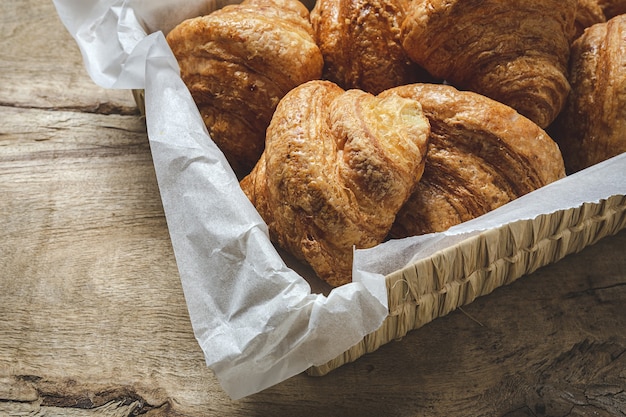 Croissants frais faits maison français sur table en bois