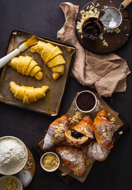 Croissants frais avec des flocons d'amandes et du sucre glace